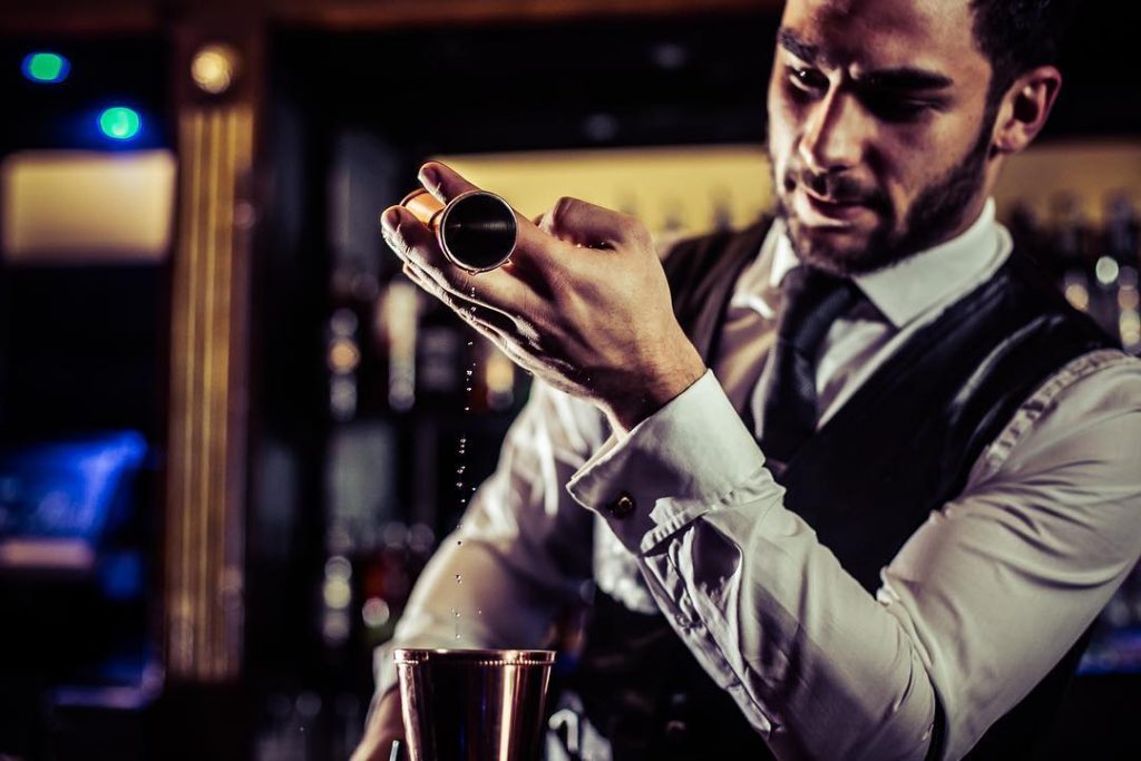 Amsterdam-Waiters-and-bartenders-mixologists-cocktail-catering